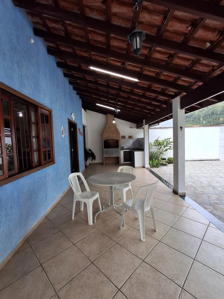 Linda casa a poucos metros da praia 098