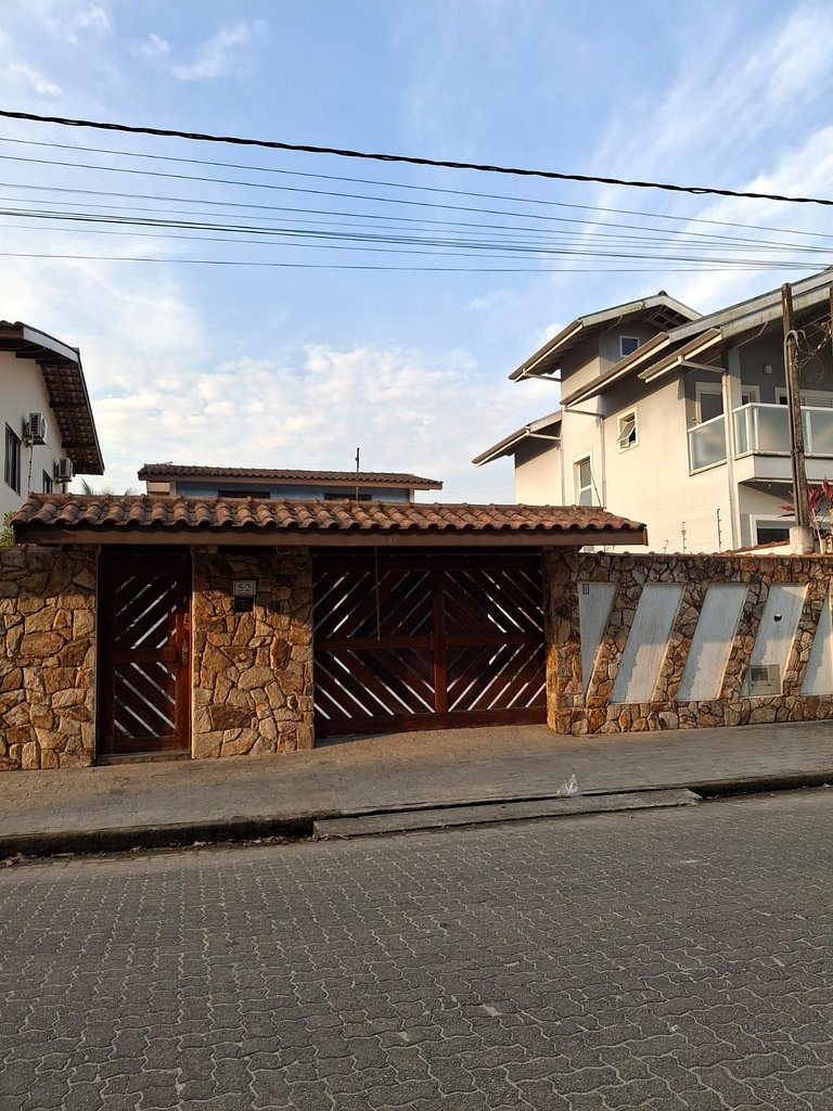 Linda casa a poucos metros da praia 098