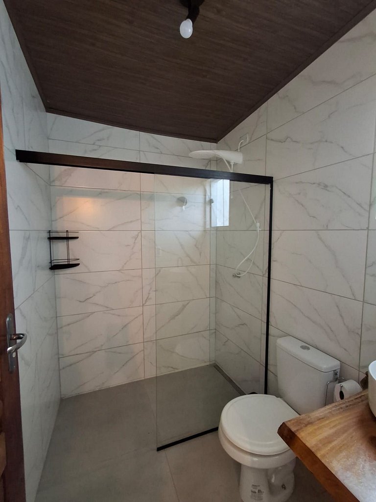 Suíte com ar e churrasqueira - Pereque100