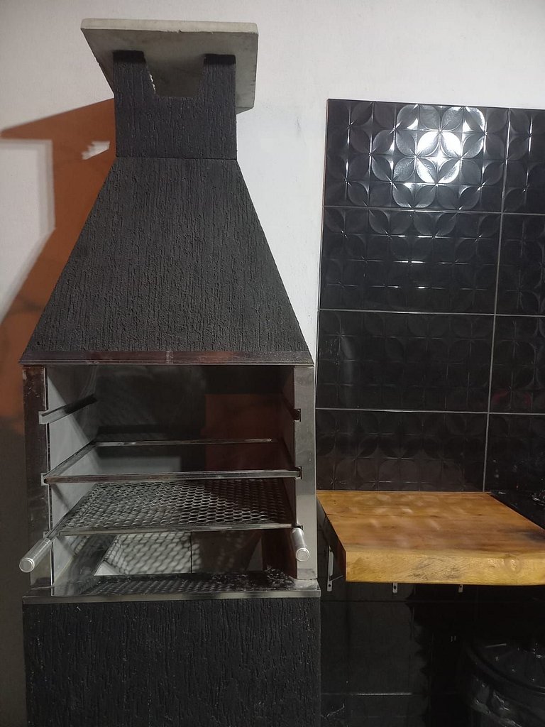 Suíte com ar e churrasqueira - Pereque100