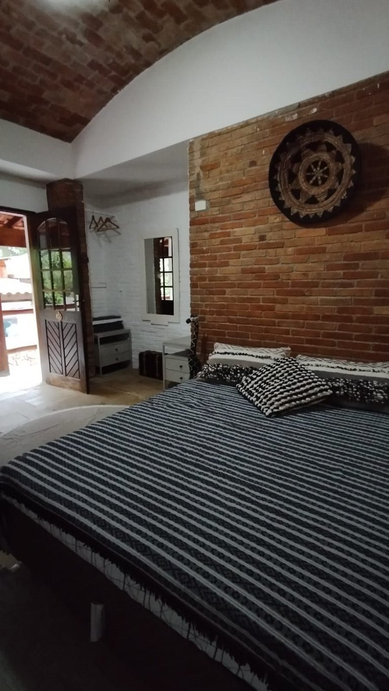 Linda casa com piscina e churrasqueira PM122