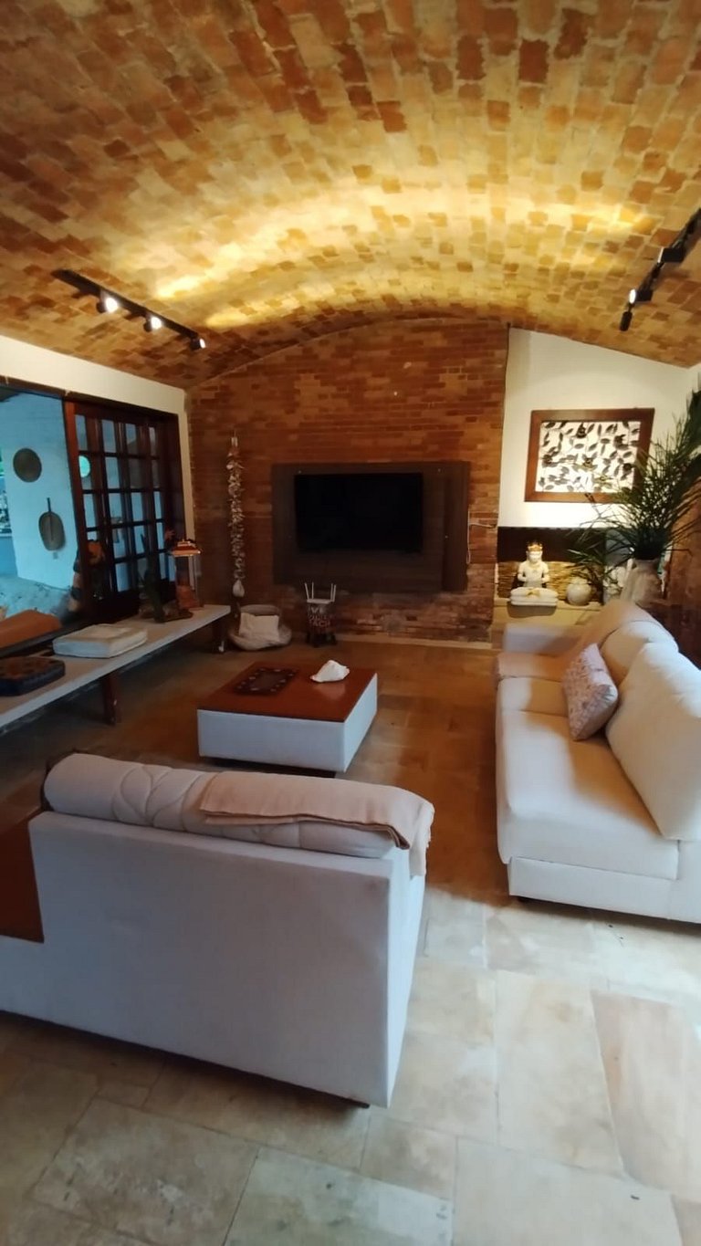 Linda casa com piscina e churrasqueira PM122