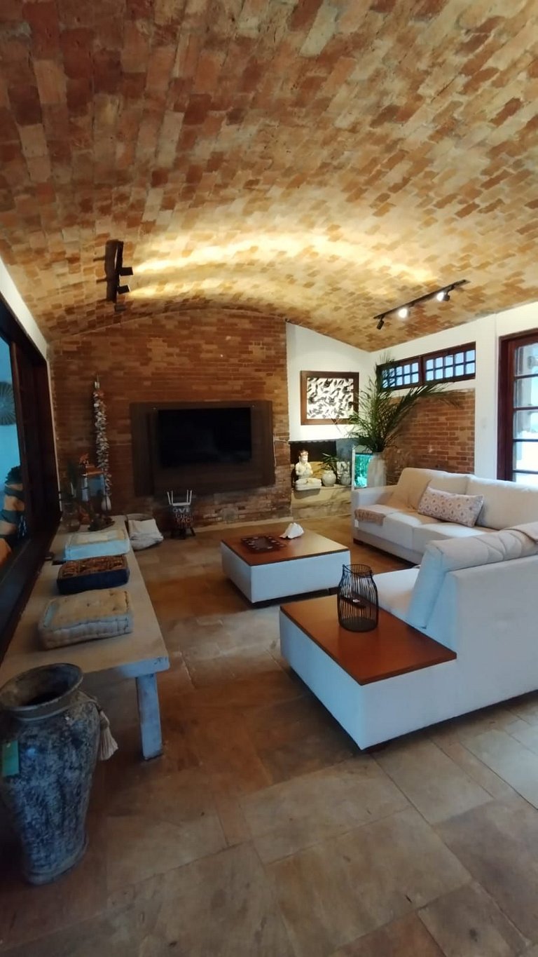 Linda casa com piscina e churrasqueira PM122