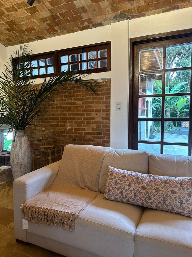 Linda casa com piscina e churrasqueira PM122