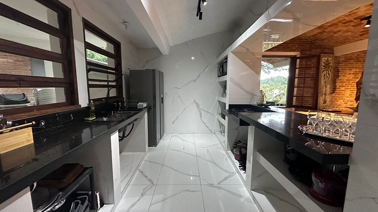 Linda casa com piscina e churrasqueira PM122