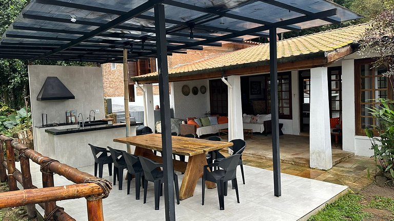 Linda casa com piscina e churrasqueira PM122