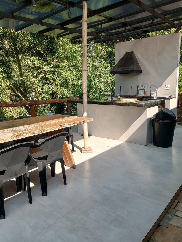 Linda casa com piscina e churrasqueira PM122
